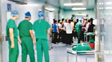 幾十人衝進醫院手術室和無菌室打人及破壞。