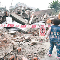 幼稚園附近建築垃圾及碎石處處，相當危險。（互聯網圖片）