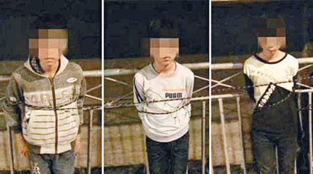 三名男孩盜竊事敗後，被店主綁在街上欄杆。（互聯網圖片）