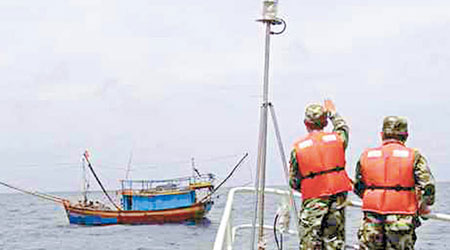 圖為過往中方公務船驅趕黃岩島水域的菲國漁船。（資料圖片）