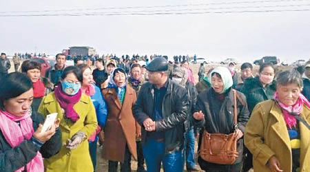 數十名牧民到鎮政府表達訴求。（互聯網圖片）