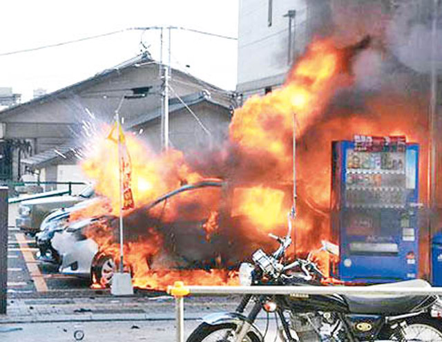 日萬人祭旁兩巨爆 一死三傷