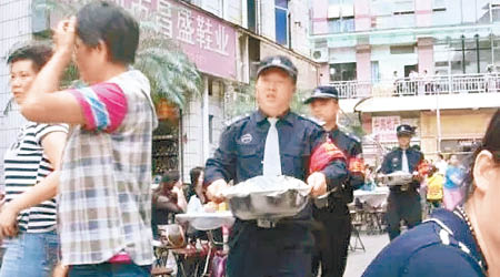 當地派出所民警也幫忙端出大盆菜。