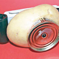 洛以馬鈴薯製作成相機。（互聯網圖片）