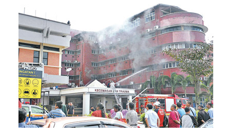 醫院發生火警，濃煙沖天。