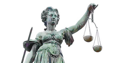 英國專家研發判案程式，圖為英國法院外的雕像。