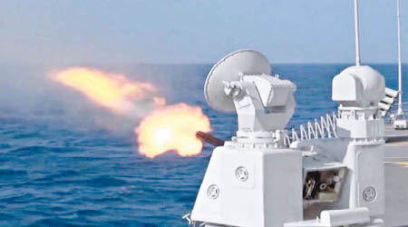 解放軍軍艦在演練發炮射擊。（互聯網圖片）