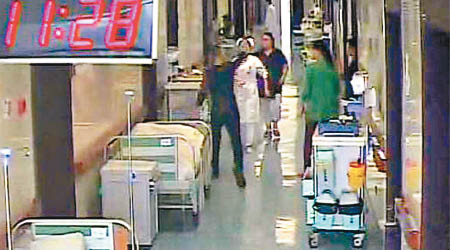 南京一名韓姓男子上周六竟在眾目睽睽下動手毆打女護士。（互聯網圖片）