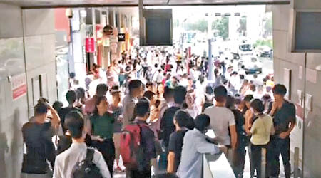 大批旅客滯留在地鐵站外。（互聯網圖片）
