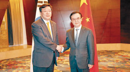 高虎城（右）及周亨煥（左）將出席會議。圖為兩人今年三月舉行會談。