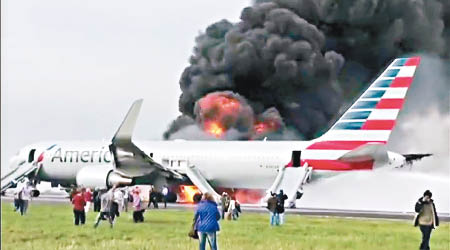 客機起火冒煙，乘客緊急疏散。（互聯網圖片）