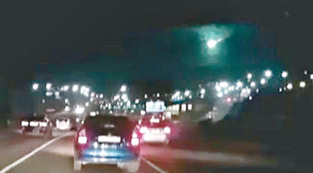 司機拍到綠色的發光球狀物體。（互聯網圖片）