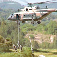 特戰隊員利用直升機搶灘。（電視畫面）