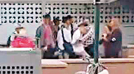 中國留學生（箭嘴示）被毆打致多處受傷，更被扔進噴泉。（互聯網圖片）