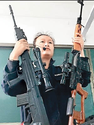 女教官輕易拿起重型槍械，示範用法。（互聯網圖片）