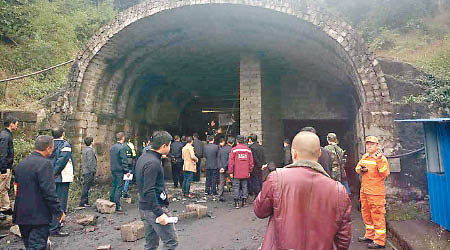 重慶金山溝煤礦爆炸現場，大批工作人員協助搜救。（互聯網圖片）