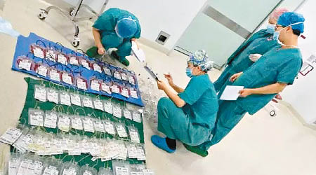 產婦手術風險高，醫護人員術前忙於點算血液製品。（互聯網圖片）