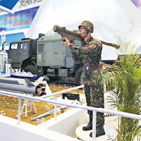 大量解放軍新型武器在會上展示。