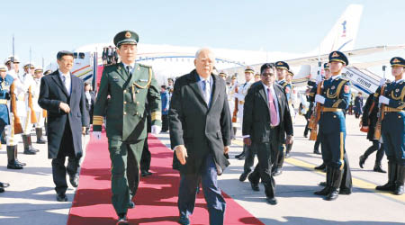 納吉布率領代表團抵達北京。（互聯網圖片）