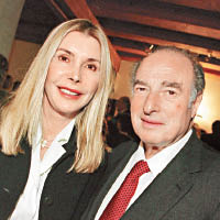 金融家里奇（右）與妻子丹尼斯（左）。（資料圖片）