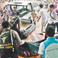 遇難乘客的遺體陸續運到醫院。