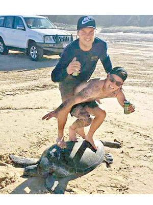 羅杰斯（右）和男友人站在海龜背上作滑浪狀，惹來批評。（互聯網圖片）