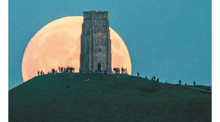 天文迷熱切期待「超級月亮」。圖為英國天文迷去年九月欣賞超級月亮。（資料圖片）