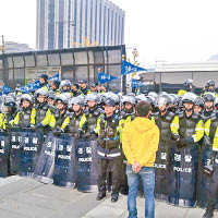 大批警員戒備，防止示威者衝擊總統府。（互聯網圖片）