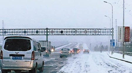 黑龍江哈爾濱市三環橋路面積雪導致行車緩慢。（互聯網圖片）