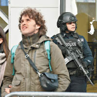 紐約巿明顯加強保安，街上有持槍警察駐守。