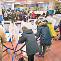 外界估計今屆的投票率會創新高，圖為紐約一個票站人頭湧湧。