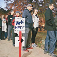 維珍尼亞州一個票站外有選民排隊。