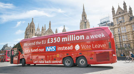 英國脫歐組織被指誤導選民。圖為宣傳脫歐的巴士。 （資料圖片）
