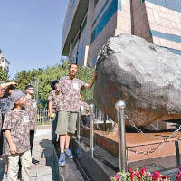 在「尋星」熱下，不少民眾喜愛觀賞隕石。（互聯網圖片）