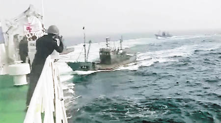 南韓海警在仁川港對開海域發現中國漁船，之後向中國漁船掃射九十五發子彈。（互聯網圖片）
