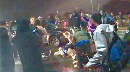 一名反特朗普示威者中槍後倒地。（互聯網圖片）