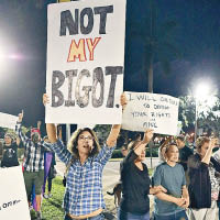 佛羅里達州佛羅里達州西棕櫚灘的示威者，高舉抗議標語。