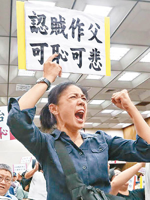 有民眾到台北場高舉標語抗議。（中時電子報圖片）