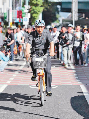柯文哲鼓勵民眾多踏單車。（中時電子報圖片）