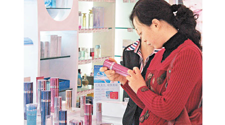 購買化妝品需謹慎，以免買到過期產品。（資料圖片）