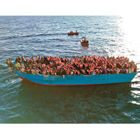 大批難民擠於一艘狹小的船隻上。（無國界醫生圖片）
