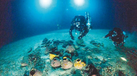 潛水考古隊在海底搜索商船。（馬耳他大學圖片）