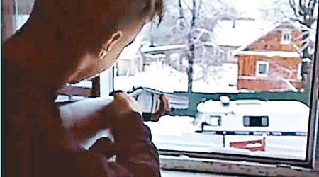 丹尼斯向窗外的警車開槍。（互聯網圖片）