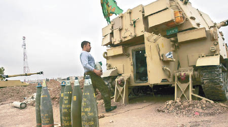伊拉克士兵準備向IS發射炮彈。