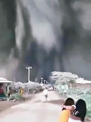 錫納朋火山噴發，濃濃雲霧遮蔽太陽。（互聯網圖片）