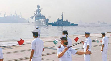 海軍邯鄲艦抵達卡拉奇參加中巴雙邊軍演。（互聯網圖片）