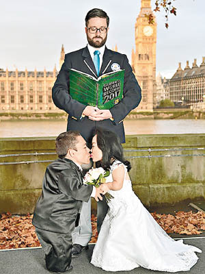 兩人正式成為全世界最矮的夫婦。（健力士世界紀錄圖片）