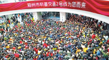 中國<br>大批鄭州市民轉乘地鐵，擠爆地鐵站。（互聯網圖片）