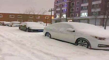 內蒙大雪後汽車被積雪「包裹」。