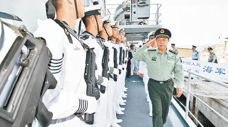 范長龍（右）登上停泊在吉布提港補給的軍艦視察。（互聯網圖片）